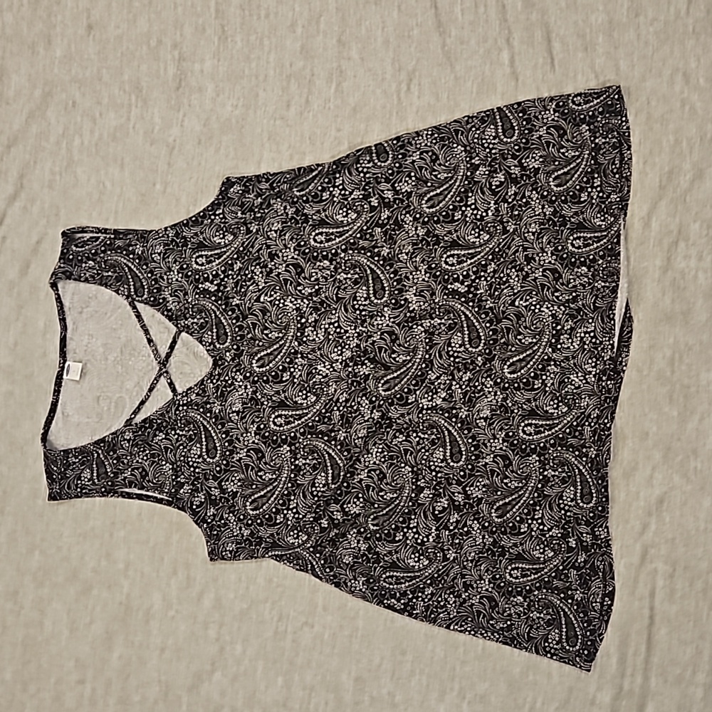 Old Navy Women's Tank - Black and White Floral - Size Large